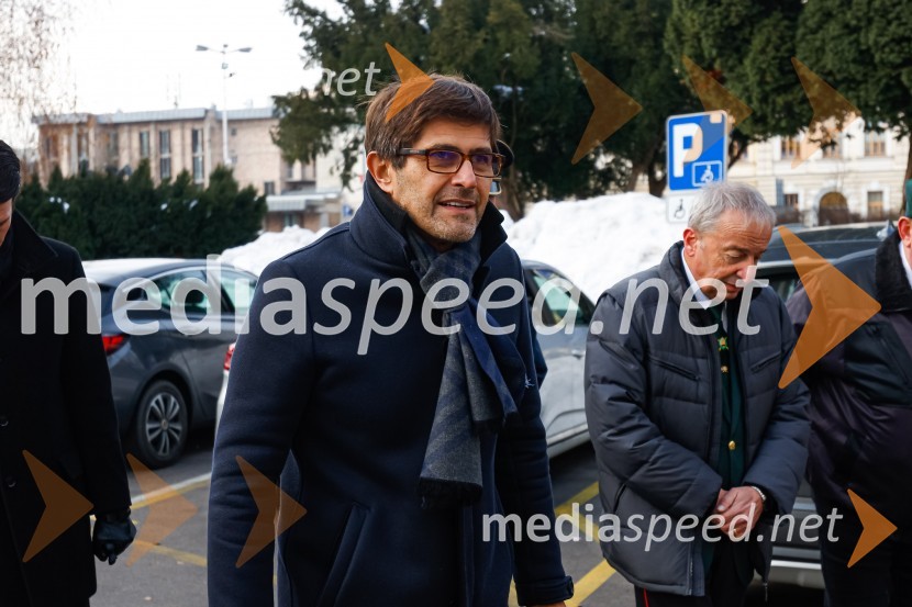  Janez Černe, podžupan Mestne občine Kranj;  Bojan Verčič, podpredsednik Območnega združenja veteranov vojne za Slovenijo KranjPolaganje venca k obeležju pred mestno občino Kranj