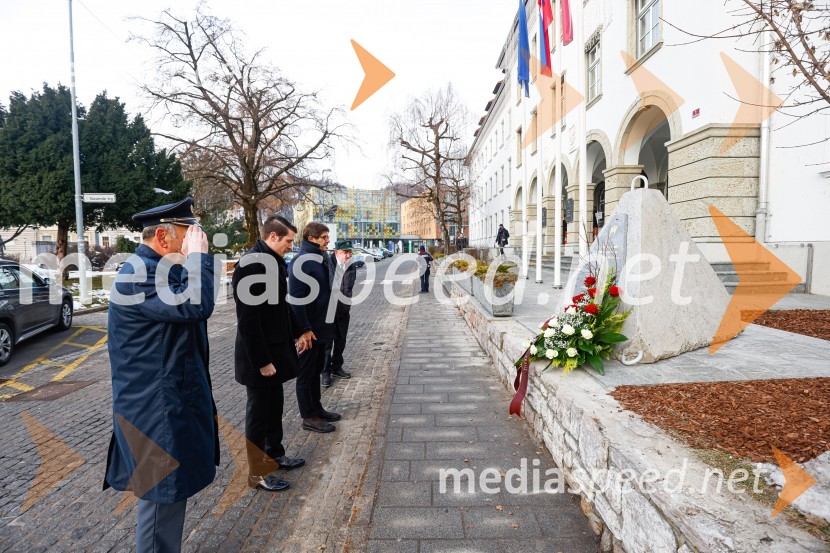 Polaganje venca k obeležju pred mestno občino Kranj