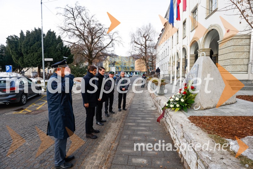 Polaganje venca k obeležju pred mestno občino Kranj