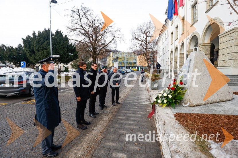 Polaganje venca k obeležju pred mestno občino Kranj