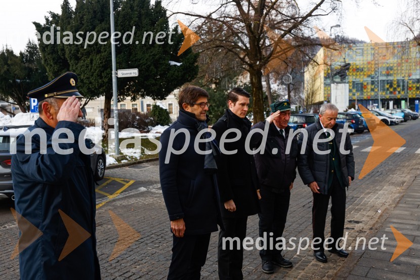  Ivan Hočevar, predsednik Policijsko veteranskega društva SEVER Gorenjska;  Matjaž Rakovec, župan Mestne občine Kranj;  Janez Černe, podžupan Mestne občine Kranj;  Anton Rešek , predsednik Območnega združenja veteranov vojne za Slovenijo Kranj;  Bojan Verčič, podpredsednik Območnega združenja veteranov vojne za Slovenijo KranjPolaganje venca k obeležju pred mestno občino Kranj
