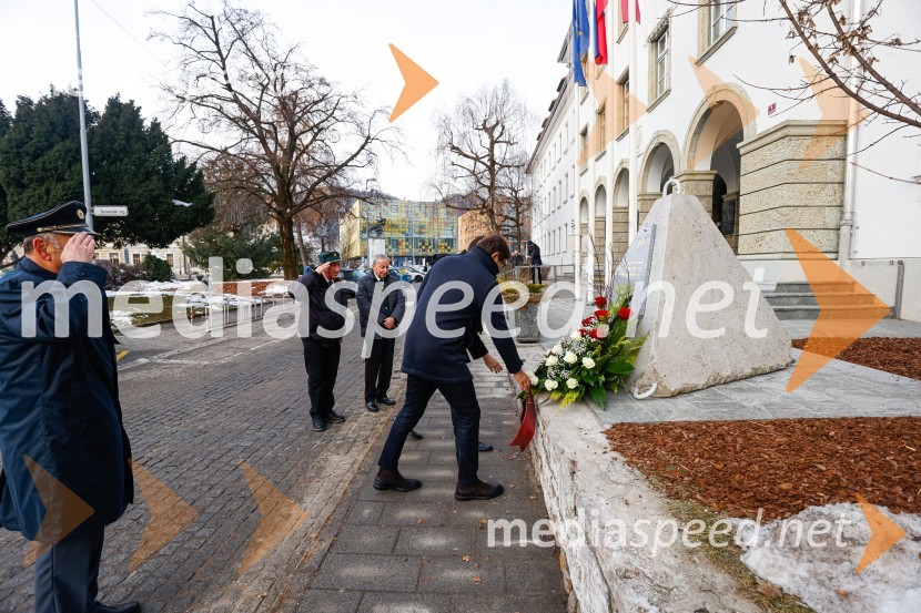 Polaganje venca k obeležju pred mestno občino Kranj