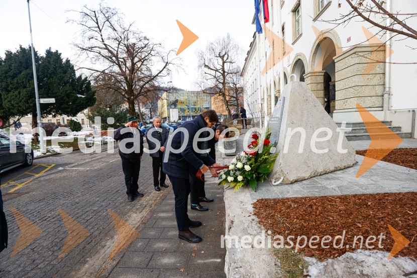 Polaganje venca k obeležju pred mestno občino Kranj