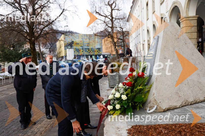  Matjaž Rakovec, župan Mestne občine Kranj;  Janez Černe, podžupan Mestne občine KranjPolaganje venca k obeležju pred mestno občino Kranj