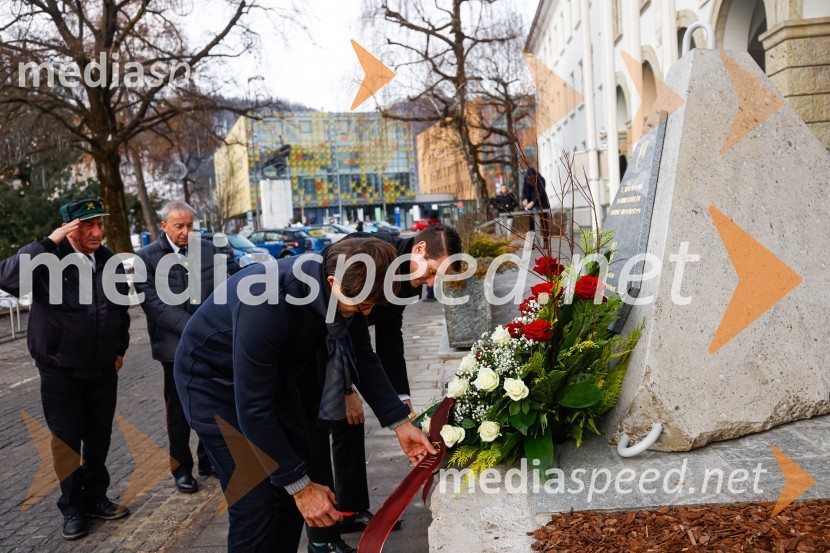  Matjaž Rakovec, župan Mestne občine Kranj;  Janez Černe, podžupan Mestne občine KranjPolaganje venca k obeležju pred mestno občino Kranj