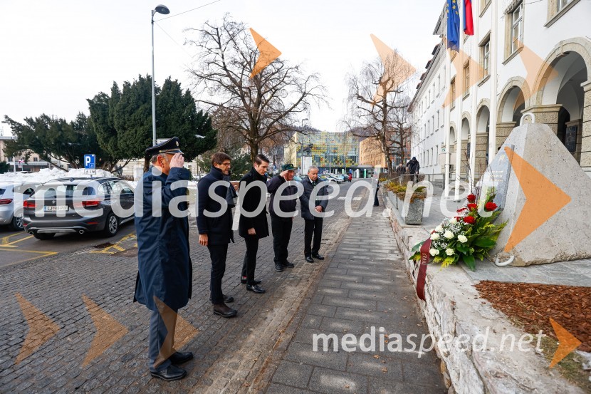 Polaganje venca k obeležju pred mestno občino Kranj
