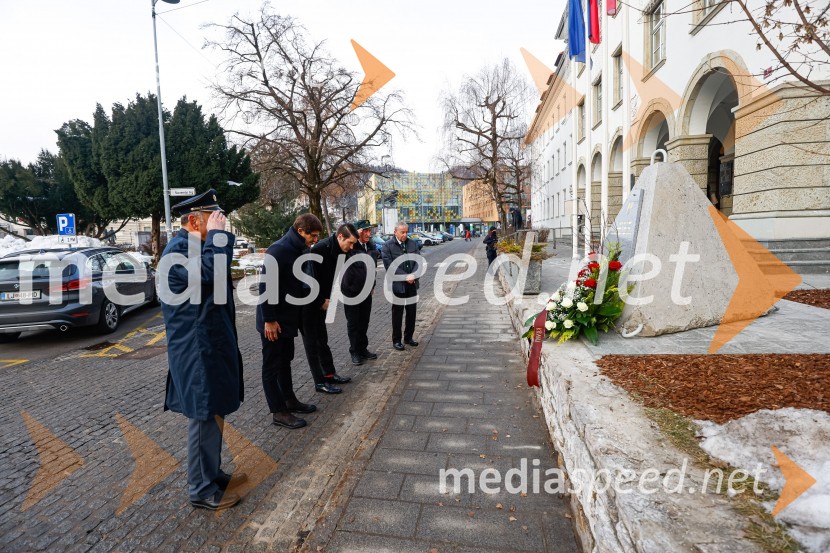 Polaganje venca k obeležju pred mestno občino Kranj
