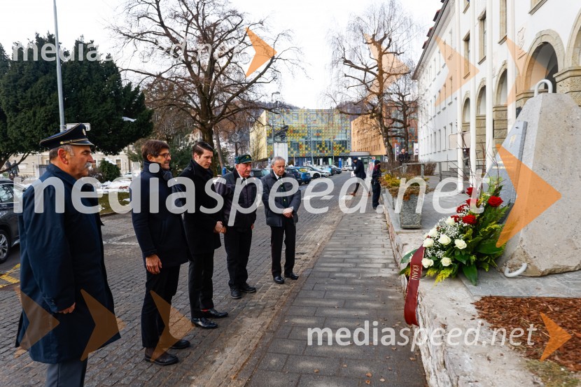 Polaganje venca k obeležju pred mestno občino Kranj