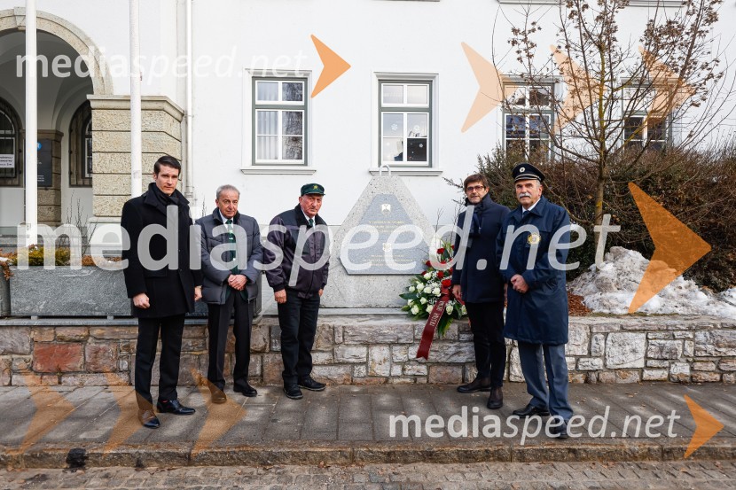  Janez Černe, podžupan Mestne občine Kranj;  Bojan Verčič, podpredsednik Območnega združenja veteranov vojne za Slovenijo Kranj;  Anton Rešek , predsednik Območnega združenja veteranov vojne za Slovenijo Kranj;  Matjaž Rakovec, župan Mestne občine Kranj;  Ivan Hočevar, predsednik Policijsko veteranskega društva SEVER GorenjskaPolaganje venca k obeležju pred mestno občino Kranj