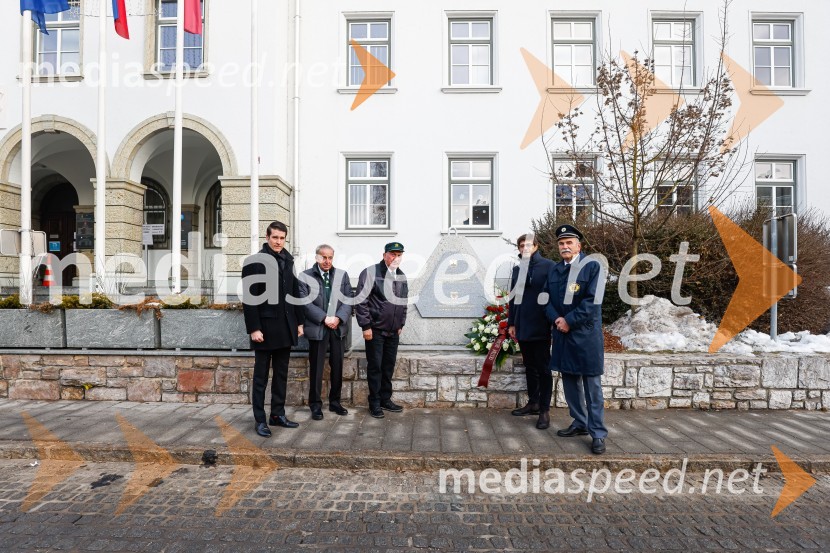 Polaganje venca k obeležju pred mestno občino Kranj