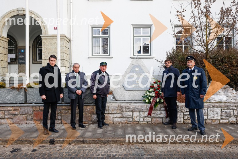 Polaganje venca k obeležju pred mestno občino Kranj