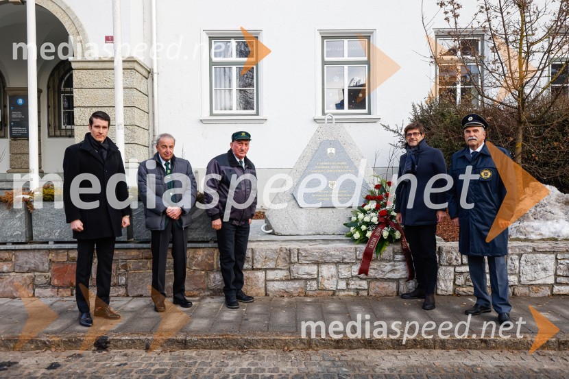 Polaganje venca k obeležju pred mestno občino Kranj