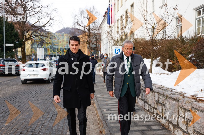  Janez Černe, podžupan Mestne občine Kranj;  Bojan Verčič, podpredsednik Območnega združenja veteranov vojne za Slovenijo KranjPolaganje venca k obeležju pred mestno občino Kranj