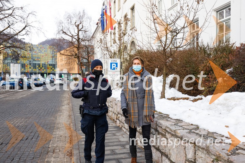  ... ;  Ines Zabret, MOKPolaganje venca k obeležju pred mestno občino Kranj