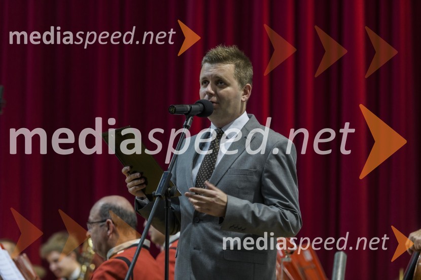  Robert Levstek,  odgovorni urednik Radia Maribor, moderator prireditev35. tradicionalni novoletni koncert Pihalnega orkestra Pošta Maribor