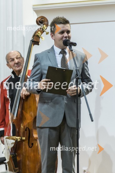  Robert Levstek,  odgovorni urednik Radia Maribor, moderator prireditev35. tradicionalni novoletni koncert Pihalnega orkestra Pošta Maribor