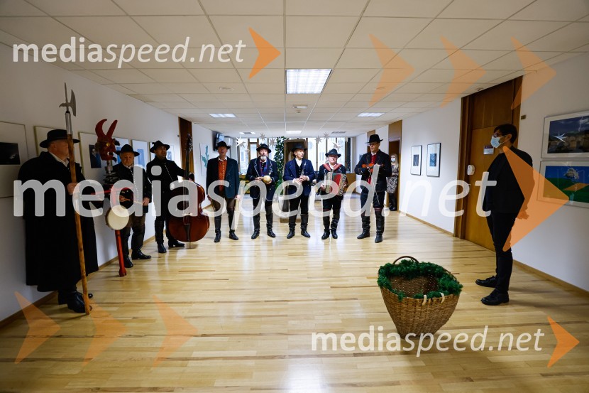 Kranjski furmani z županomObisk kolednikov na MO Kranj