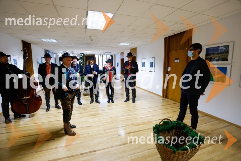 Kranjski furmani z županomObisk kolednikov na MO Kranj