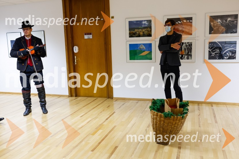  Matej Ostovič , Kranjski furmani;  Matjaž Rakovec, župan Mestne občine KranjObisk kolednikov na MO Kranj