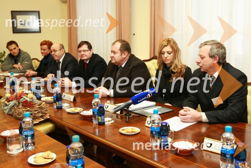  Darko Bračun;  Vilma Kersnik;  Jožef Tivadar; mag. Igor Marinič, namestnik generalnega direktorja Pošte Slovenije ;  Aleš Hauc, nekdanji predsednik uprave NKBM;  Jasmina Roškar, direktorica Službe korporativnega komuniciranja Pošte Slovenije; prim. Jože FerkUmrl je Aleš Hauc, nekdanji direktor NKBM in Pošte Slovenije