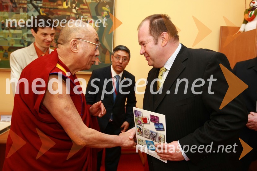  Tenzin Gyatso, tibetanski budistični menih in 14. dalajlama;  Aleš Hauc, nekdanji predsednik uprave NKBMUmrl je Aleš Hauc, nekdanji direktor NKBM in Pošte Slovenije