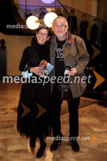  Simona  Belle, služba za stike z javnostmi MGL;  Vito Tofaj, fotografVse to sem videla, ko sem letela mimo, premiera kozmomjuzikla