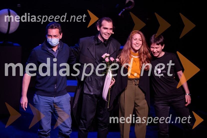  Andrej Pekarovič, kitarist;  Matic Lukšič, igralec;  Anja Möderndorfer, plesalka;  Eva JagodicVse to sem videla, ko sem letela mimo, premiera kozmomjuzikla