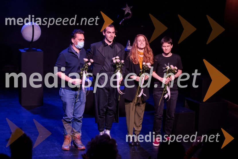  Andrej Pekarovič, kitarist;  Matic Lukšič, igralec;  Anja Möderndorfer, plesalka;  Eva JagodicVse to sem videla, ko sem letela mimo, premiera kozmomjuzikla