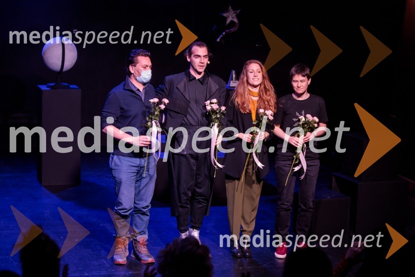  Andrej Pekarovič, kitarist;  Matic Lukšič, igralec;  Anja Möderndorfer, plesalka;  Eva JagodicVse to sem videla, ko sem letela mimo, premiera kozmomjuzikla