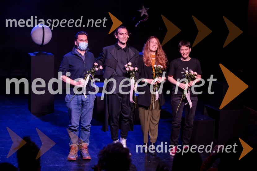  Andrej Pekarovič, kitarist;  Matic Lukšič, igralec;  Anja Möderndorfer, plesalka;  Eva JagodicVse to sem videla, ko sem letela mimo, premiera kozmomjuzikla