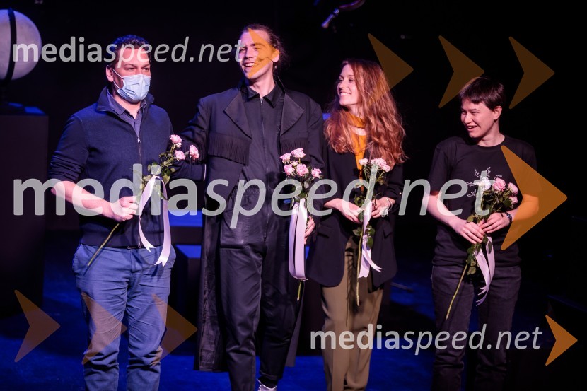  Andrej Pekarovič, kitarist;  Matic Lukšič, igralec;  Anja Möderndorfer, plesalka;  Eva JagodicVse to sem videla, ko sem letela mimo, premiera kozmomjuzikla