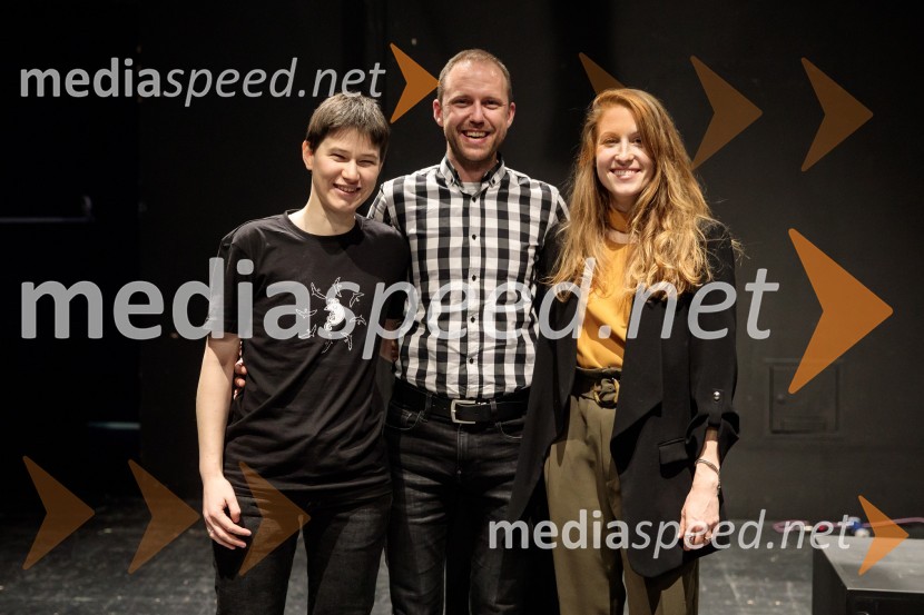  Eva Jagodic;  Martin Vrtačnik, lektor;  Anja Möderndorfer, plesalkaVse to sem videla, ko sem letela mimo, premiera kozmomjuzikla