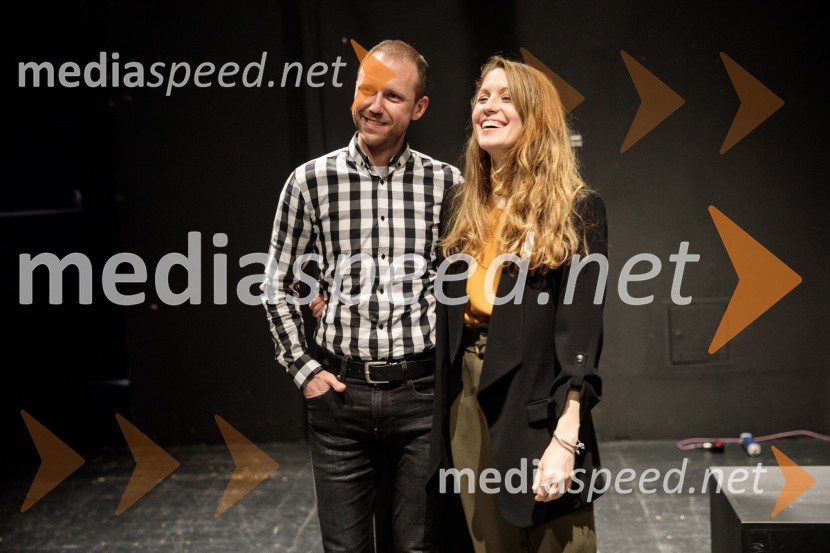  Martin Vrtačnik, lektor;  Anja Möderndorfer, plesalkaVse to sem videla, ko sem letela mimo, premiera kozmomjuzikla