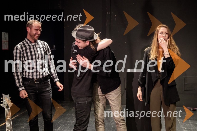  Martin Vrtačnik, lektor;  Eva Jagodic;  Matic Lukšič, igralec;  Anja Möderndorfer, plesalkaVse to sem videla, ko sem letela mimo, premiera kozmomjuzikla