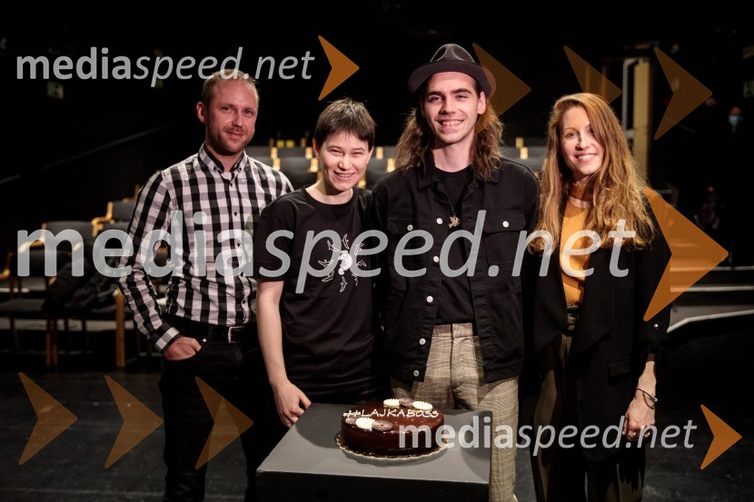  Martin Vrtačnik, lektor;  Eva Jagodic;  Matic Lukšič, igralec;  Anja Möderndorfer, plesalkaVse to sem videla, ko sem letela mimo, premiera kozmomjuzikla