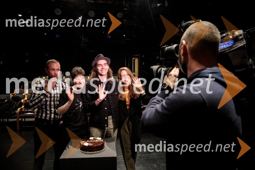  Martin Vrtačnik, lektor;  Eva Jagodic;  Matic Lukšič, igralec;  Anja Möderndorfer, plesalkaVse to sem videla, ko sem letela mimo, premiera kozmomjuzikla