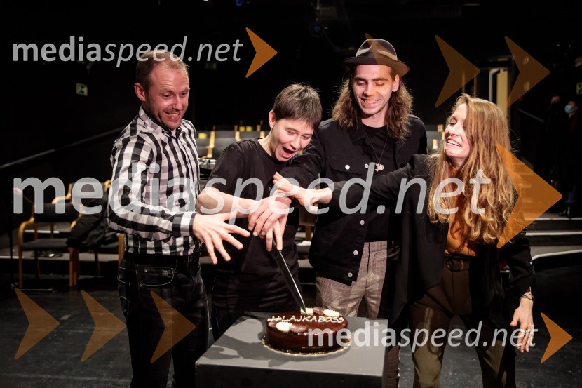  Martin Vrtačnik, lektor;  Eva Jagodic;  Matic Lukšič, igralec;  Anja Möderndorfer, plesalkaVse to sem videla, ko sem letela mimo, premiera kozmomjuzikla