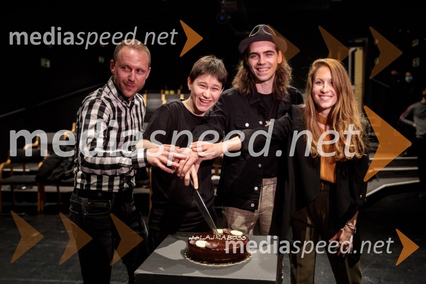  Martin Vrtačnik, lektor;  Eva Jagodic;  Matic Lukšič, igralec;  Anja Möderndorfer, plesalkaVse to sem videla, ko sem letela mimo, premiera kozmomjuzikla