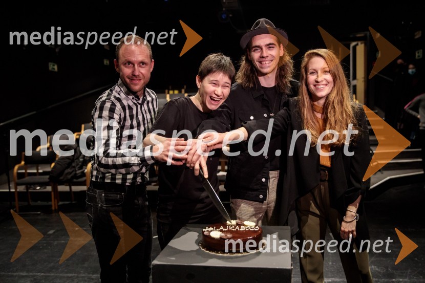  Martin Vrtačnik, lektor;  Eva Jagodic;  Matic Lukšič, igralec;  Anja Möderndorfer, plesalkaVse to sem videla, ko sem letela mimo, premiera kozmomjuzikla