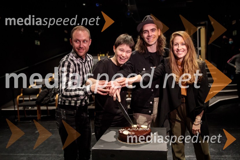  Martin Vrtačnik, lektor;  Eva Jagodic;  Matic Lukšič, igralec;  Anja Möderndorfer, plesalkaVse to sem videla, ko sem letela mimo, premiera kozmomjuzikla