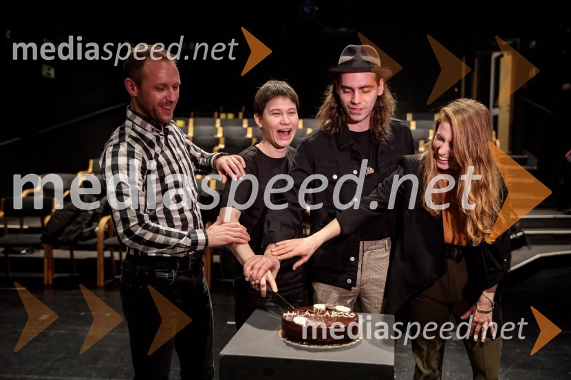  Martin Vrtačnik, lektor;  Eva Jagodic;  Matic Lukšič, igralec;  Anja Möderndorfer, plesalkaVse to sem videla, ko sem letela mimo, premiera kozmomjuzikla