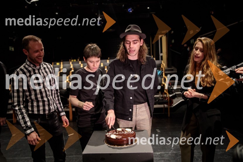  Martin Vrtačnik, lektor;  Eva Jagodic;  Matic Lukšič, igralec;  Anja Möderndorfer, plesalkaVse to sem videla, ko sem letela mimo, premiera kozmomjuzikla