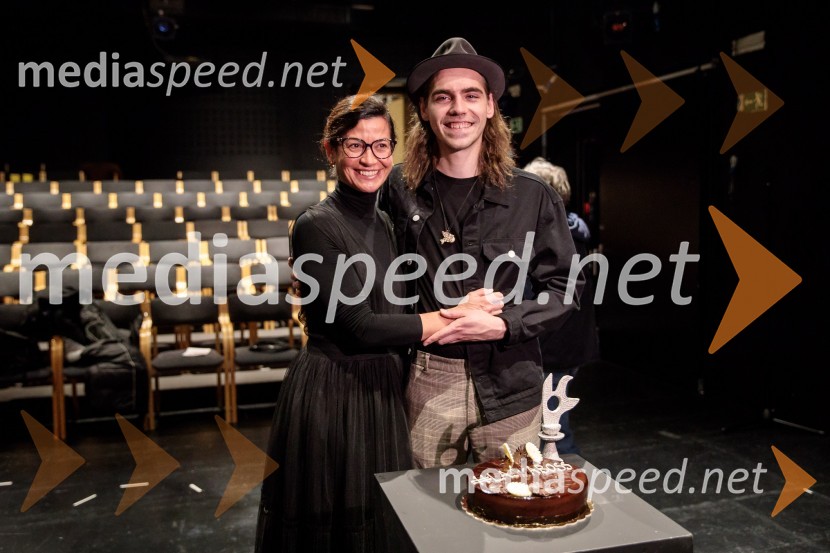  Simona  Belle, služba za stike z javnostmi MGL;  Matic Lukšič, igralecVse to sem videla, ko sem letela mimo, premiera kozmomjuzikla