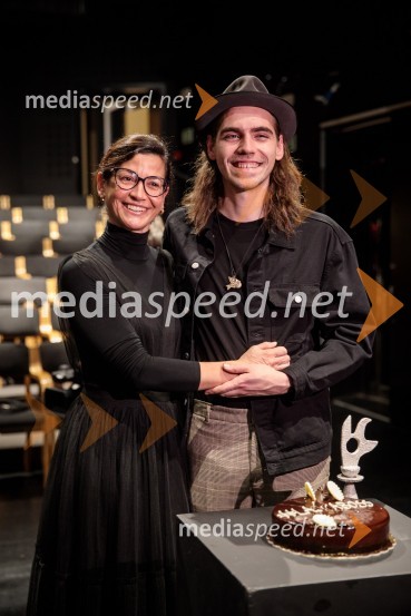  Simona  Belle, služba za stike z javnostmi MGL;  Matic Lukšič, igralecVse to sem videla, ko sem letela mimo, premiera kozmomjuzikla