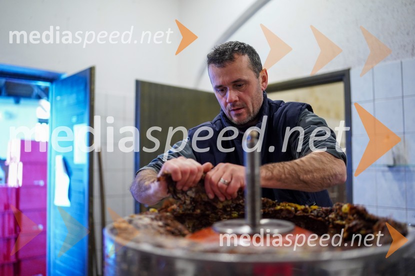  Uroš Kavkler, strokovni sodelavec, FKBV, MeranovoTrgatev grozdja na Meranovem