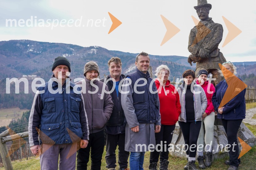  Peter  Kramer,  Fakulteta za kmetijstvo in biosistemske vede, Univerza v Mariboru;  ... ;  ... ;  Uroš Kavkler, strokovni sodelavec, FKBV, Meranovo;  Jovanka Stoicev;  ... ;  Urška Jeza;  Violeta KuzmanTrgatev grozdja na Meranovem