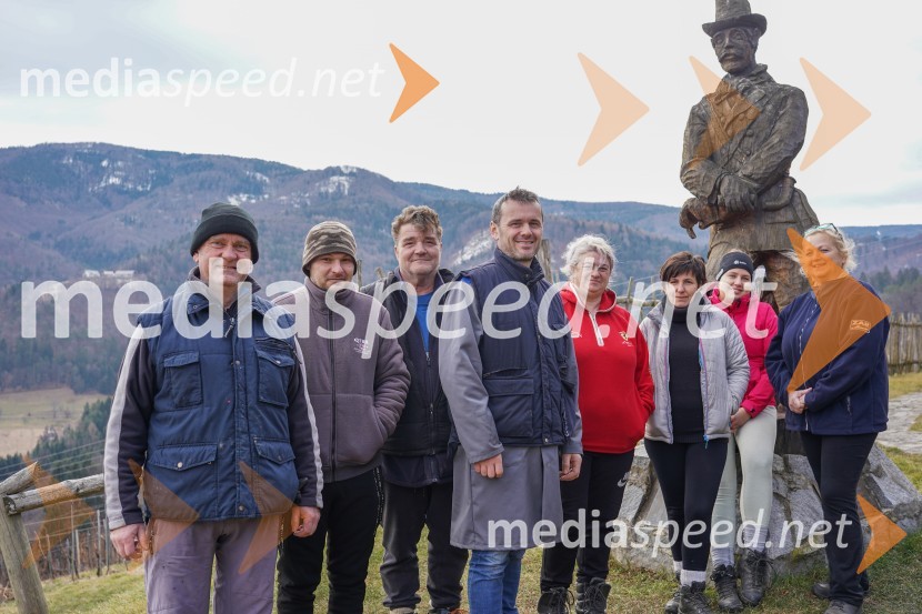  Peter  Kramer,  Fakulteta za kmetijstvo in biosistemske vede, Univerza v Mariboru;  ... ;  ... ;  Uroš Kavkler, strokovni sodelavec, FKBV, Meranovo;  Jovanka Stoicev;  ... ;  Urška Jeza;  Violeta KuzmanTrgatev grozdja na Meranovem