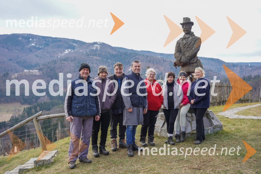  Peter  Kramer,  Fakulteta za kmetijstvo in biosistemske vede, Univerza v Mariboru;  ... ;  ... ;  Uroš Kavkler, strokovni sodelavec, FKBV, Meranovo;  Jovanka Stoicev;  ... ;  Urška Jeza;  Violeta KuzmanTrgatev grozdja na Meranovem