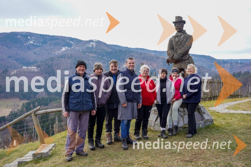  Peter  Kramer,  Fakulteta za kmetijstvo in biosistemske vede, Univerza v Mariboru;  ... ;  ... ;  Uroš Kavkler, strokovni sodelavec, FKBV, Meranovo;  Jovanka Stoicev;  ... ;  Urška Jeza;  Violeta KuzmanTrgatev grozdja na Meranovem