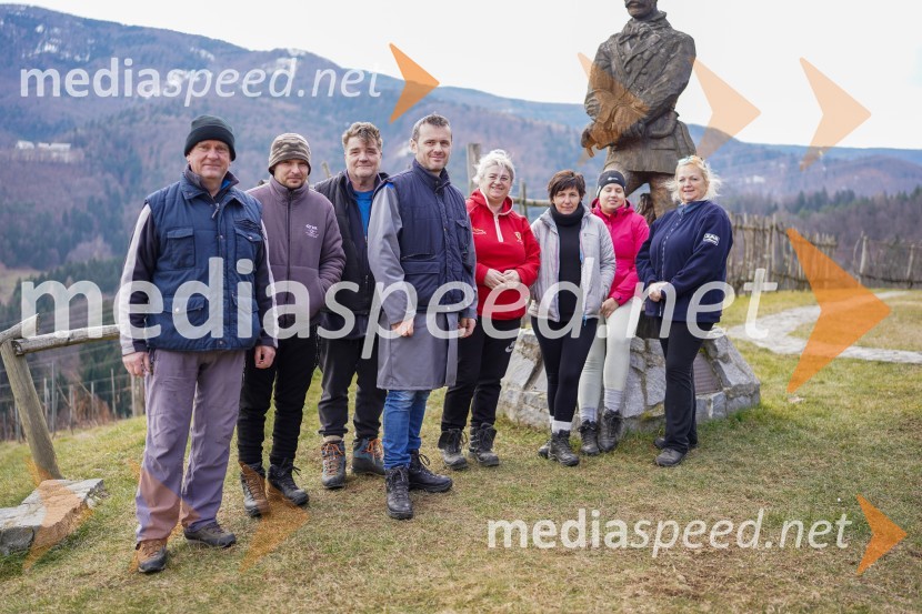  Peter  Kramer,  Fakulteta za kmetijstvo in biosistemske vede, Univerza v Mariboru;  ... ;  ... ;  Uroš Kavkler, strokovni sodelavec, FKBV, Meranovo;  Jovanka Stoicev;  ... ;  Urška Jeza;  Violeta KuzmanTrgatev grozdja na Meranovem